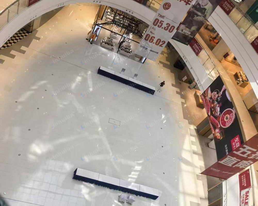 龙湖苏州相城天街 - MLB门口