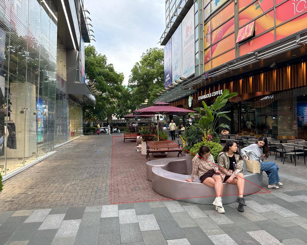 上海大宁国际商业广场 - 星巴克门口