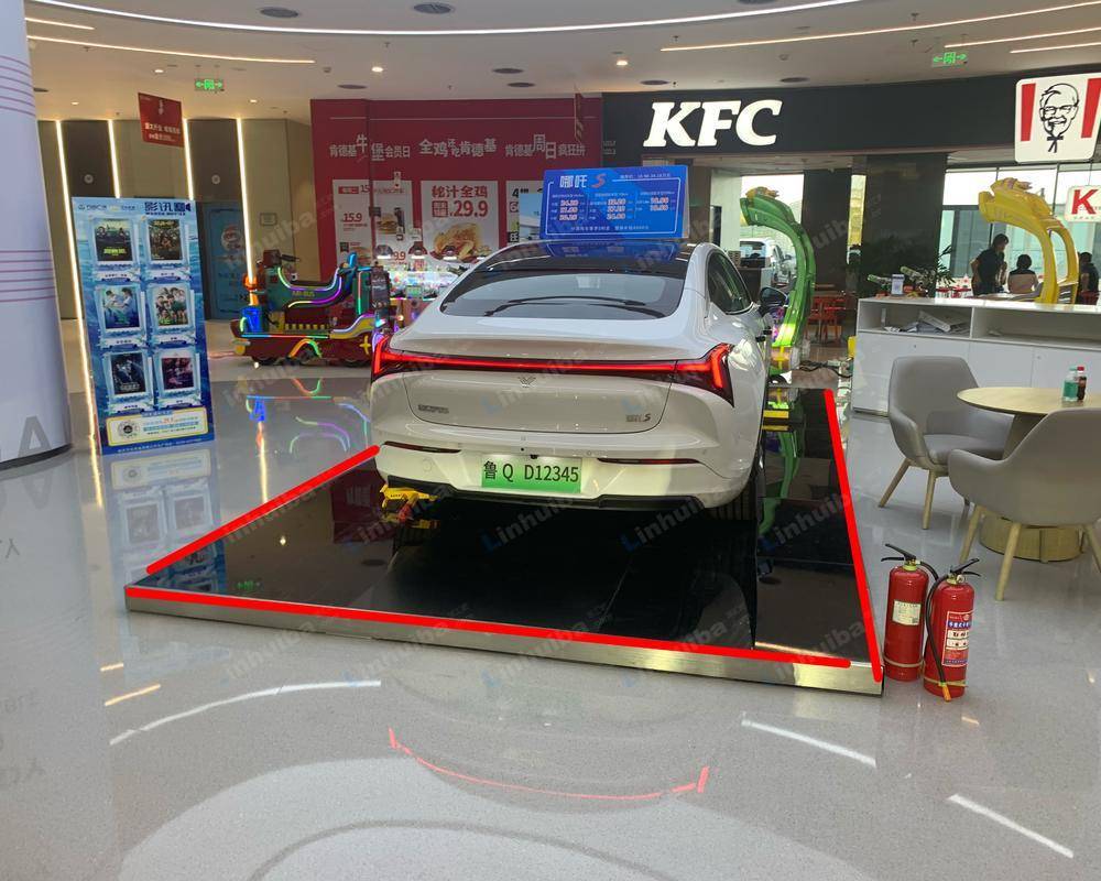 临沂金雀山路万达广场 - 一楼肯德基店铺前